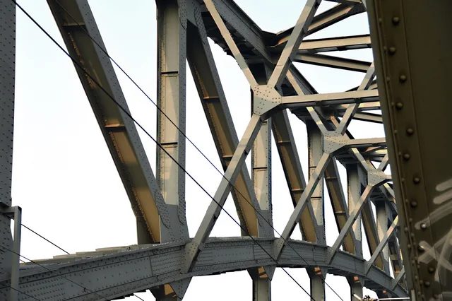 bridge, construction, steel beams, rivet, building, architecture, material, graffiti, railway bridges, pier, rhine, old bridge, steel bridge, traffic routes, support, steel structure, bridge arch, bow, transition, railroad, bridge element, historical, stole, metal struts, transfer. Metalle für Konstruktionen: Was kosten Stahl, Aluminium und Kupfer?